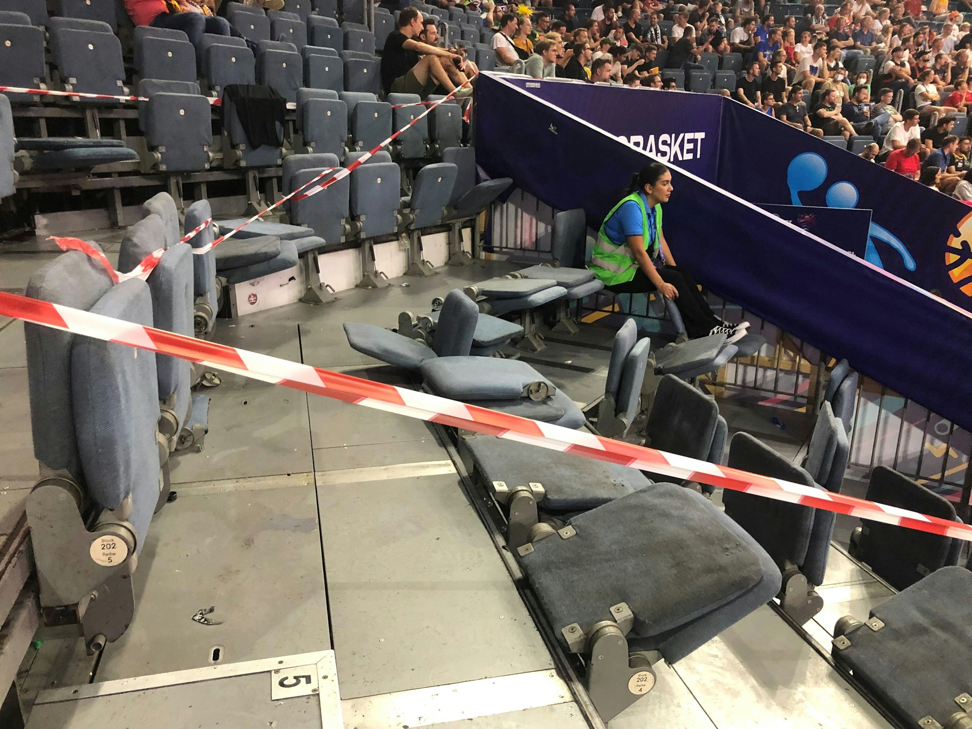 Bei der Basketball-EM in Köln wurde die Tribüne von Ultras aus Bosnien-Herzegowina zerstört.