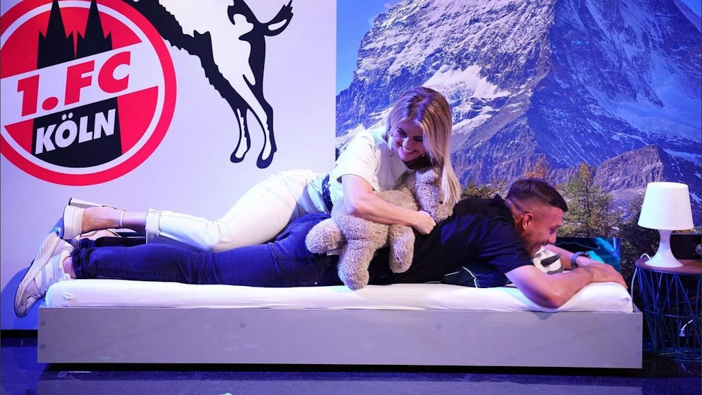 Beatrice Egli und Lukas Podolski liegen bei der RTL-Show gemeinsam in einem Bett.