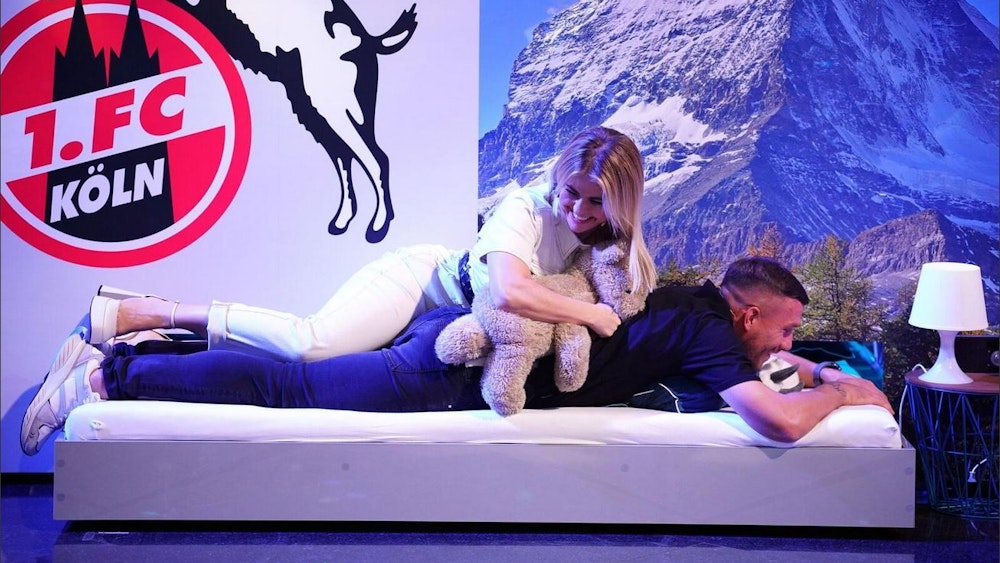 Beatrice Egli und Lukas Podolski liegen bei der RTL-Show gemeinsam in einem Bett.
