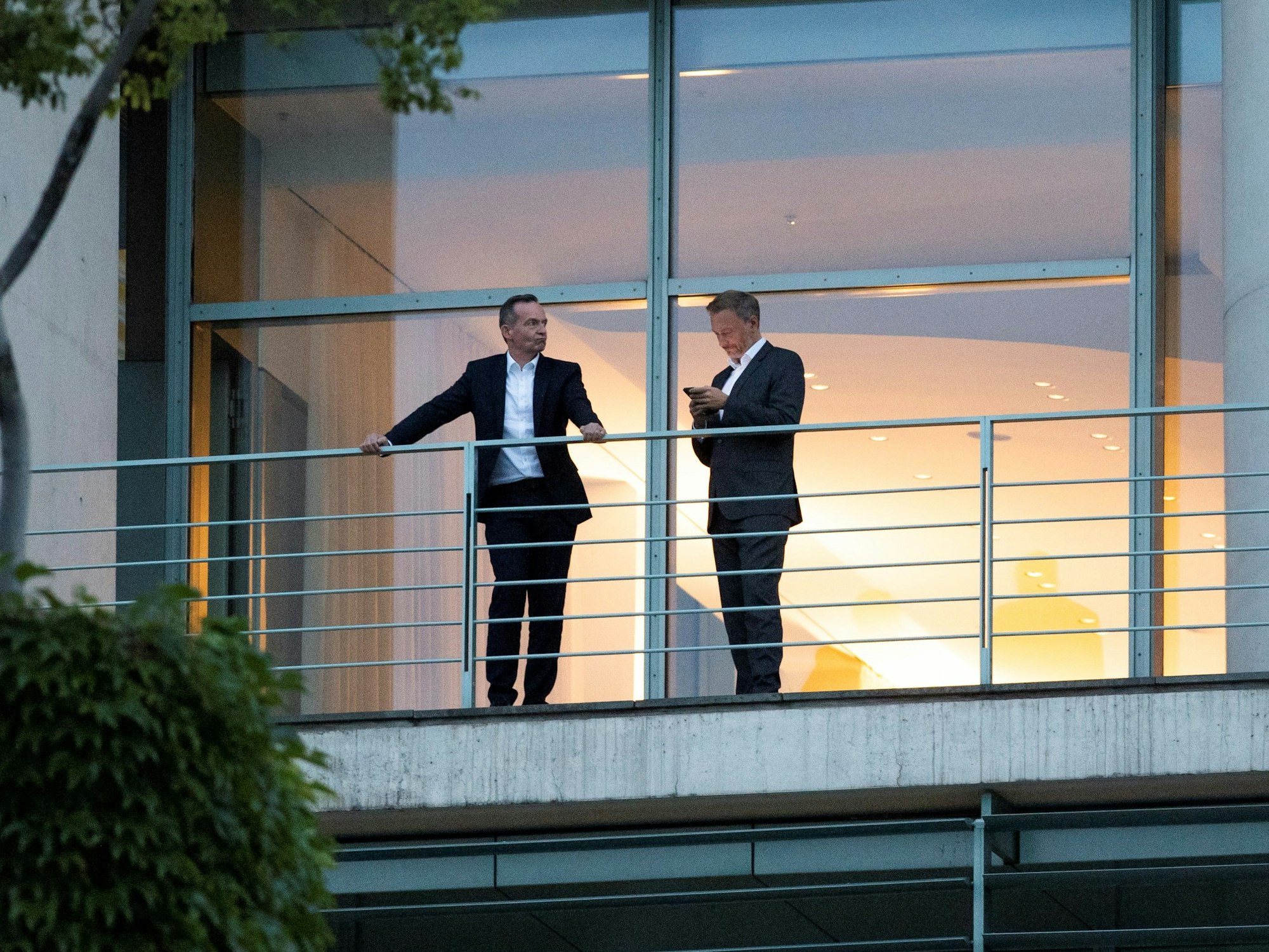 Volker Wissing (FDP, l), Bundesminister für Verkehr und Digitales, und Christian Lindner (FDP), Bundesminister der Finanzen, unterhalten sich während des Koalitionsausschusses auf einem Balkon des Bundeskanzleramtes. +++ dpa-Bildfunk +++