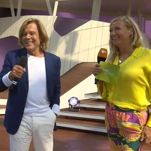 Jürgen Drews tritt am 4.9.2022 überraschend im ZDF-Fernsehgarten mit Andrea Kiwel auf.