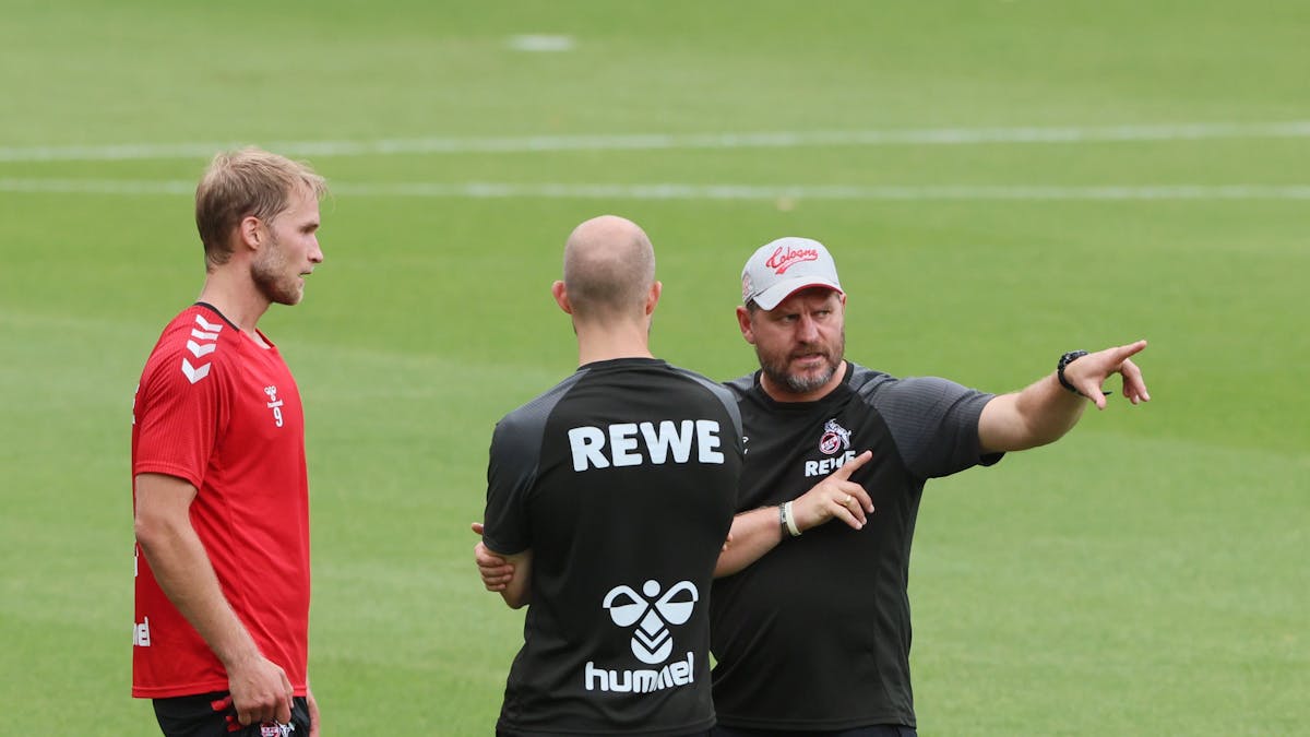 Sebastian Andersson (l.) am 20. August 2022 im Training beim 1. FC Köln mit Chefcoach Steffen Baumgart (r.)