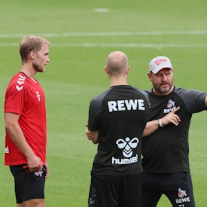Sebastian Andersson (l.) am 20. August 2022 im Training beim 1. FC Köln mit Chefcoach Steffen Baumgart (r.)