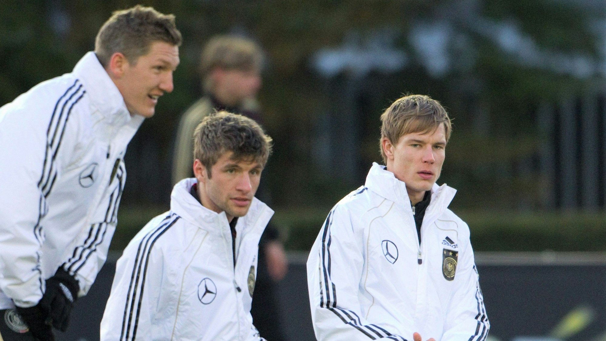 Die Münchener Nationalspieler Bastian Schweinsteiger (l-r), Thomas Müller und Holger Badstuber dehnen sich am Dienstag (08.02.2011) bei einer Trainingseinheit des DFB.
