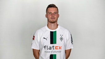 Nico Elvedi, Innenverteidiger bei Fußball-Bundesligist Borussia Mönchengladbach in der Saison 2022/2023. Er ist Schweizer Nationalspieler. Elvedi hat die Hände hinter seinem Rücken verschränkt.
