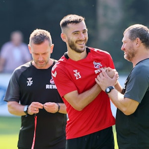 Sargis Adamyan (M.) am Sonntag (4. September 2022) nach dem Wolfsburg-Sieg mit den FC-Coaches Steffen Baumgart (r.) und André Pawlak