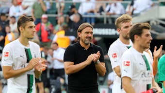 Trainer Daniel Farke von Borussia Mönchengladbach (M.) bedankt sich nach der Niederlage gegen Mainz 05 am 4. September 2022 für die Unterstützung der Fans. Florian Neuhaus, Christoph Kramer und Jonas Hofmann sind ebenfalls zu sehen.