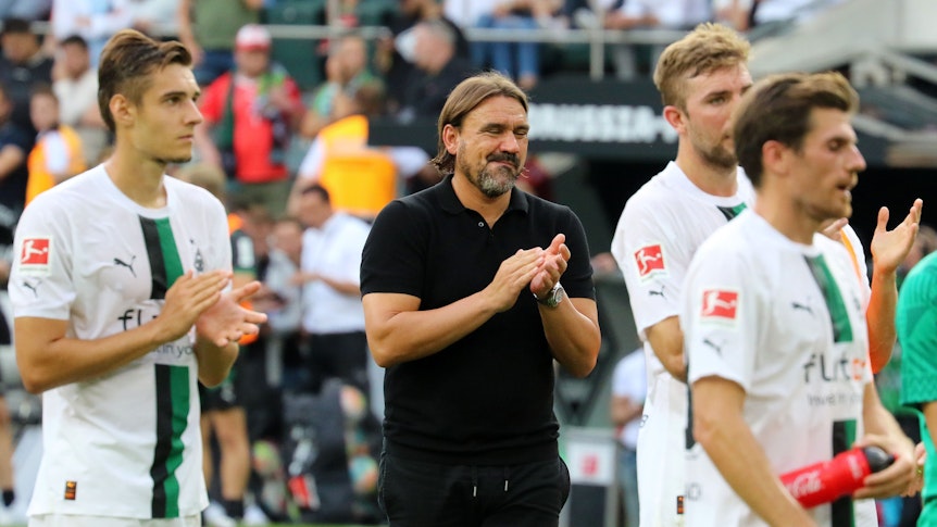 Trainer Daniel Farke von Borussia Mönchengladbach (M.) bedankt sich nach der Niederlage gegen Mainz 05 am 4. September 2022 für die Unterstützung der Fans. Florian Neuhaus, Christoph Kramer und Jonas Hofmann sind ebenfalls zu sehen.