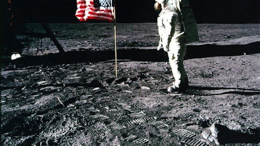 Apollo 11-Astronaut Edwin „Buzz“ Aldrin steht am 20. Juli 1969 neben der US-Flagge auf dem Mond.