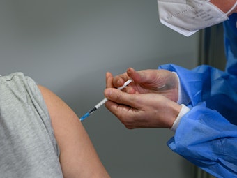Ein Frau lässt sich im Impfzentrum mit dem neuen Corona-Impfstoff von Novavax impfen.
