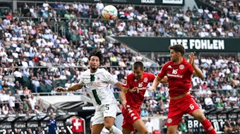 Ramy Bensebaini (l.) von Borussia Mönchengladbach, hier am 4. September 2022 im Kopfball-Duell mit zwei Mainzer-Spielern, wurde von den GladbachLIVE-Leserinnen und Lesern zum Spieler des Spiels gekürt.