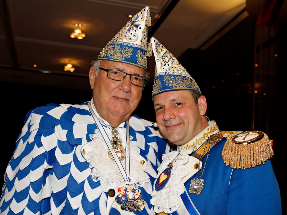 Peter Griesemann (l.) und Sohn Björn lächeln im Outfit der Blauen Funken in die Kamera.