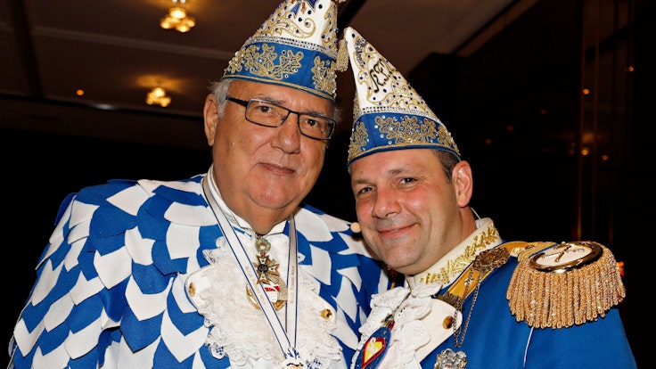 Peter Griesemann (l.) und Sohn Björn lächeln im Outfit der Blauen Funken in die Kamera.