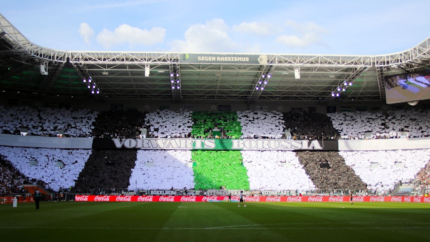 Die Fans von Borussia Mönchengladbach zeigen am 4. September 2022 vor Anpfiff des Spiels gegen Mainz 05 eine Choreografie in der Nordkurve im Borussia-Park. Auf einem Banner steht „Vorwärts Borussia“ geschrieben, die Fans halten schwarze, weiße und grüne Pappen hoch, die in Streifen angeordnet sind.