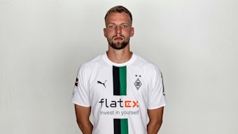 Marvin Friedrich, Innenverteidiger bei Fußball-Bundesligist Borussia Mönchengladbach in der Saison 2022/2023. Er trägt die Rückennummer fünf und hat die Hände hinter seinem Rücken verschränkt.