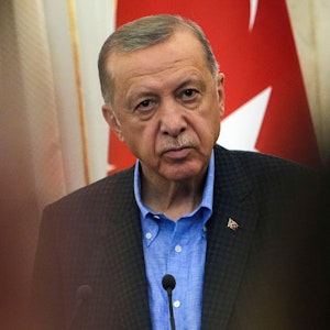 Der türkische Staatschef Recep Tayyip Erdogan (hier am 18. August bei einer Pressekonferenz in Lwiw) droht Griechenland unverhohlen mit einem militärischen Angriff.