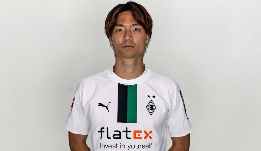 Ko Itakura, Innenverteidiger bei Fußball-Bundesligist in der Saison 2022/2023. Der Japaner trägt die Rückennummer 3 und hat die Hände hinter seinem Rücken verschränkt.