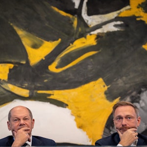 Bundeskanzler Olaf Scholz (SPD, l.), nimmt neben Christian Lindner (FDP), Bundesminister der Finanzen, an der Pressekonferenz nach den Beratungen von SPD, Grünen und FDP am Sonntag (4. September) im Koalitionsausschuss teil.