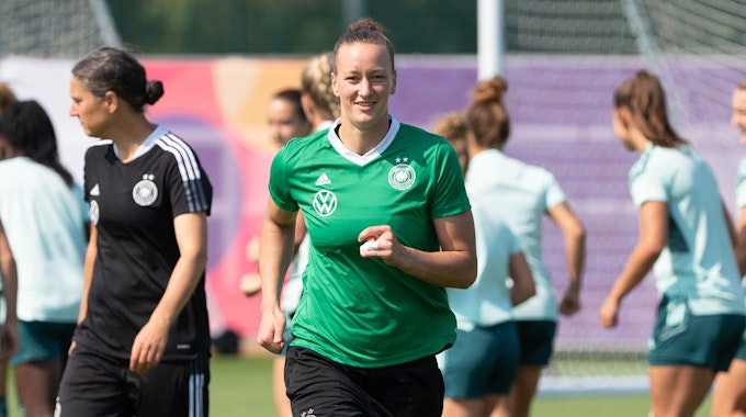 Almuth Schult läuft im Training der DFB-Frauen über den Rasen