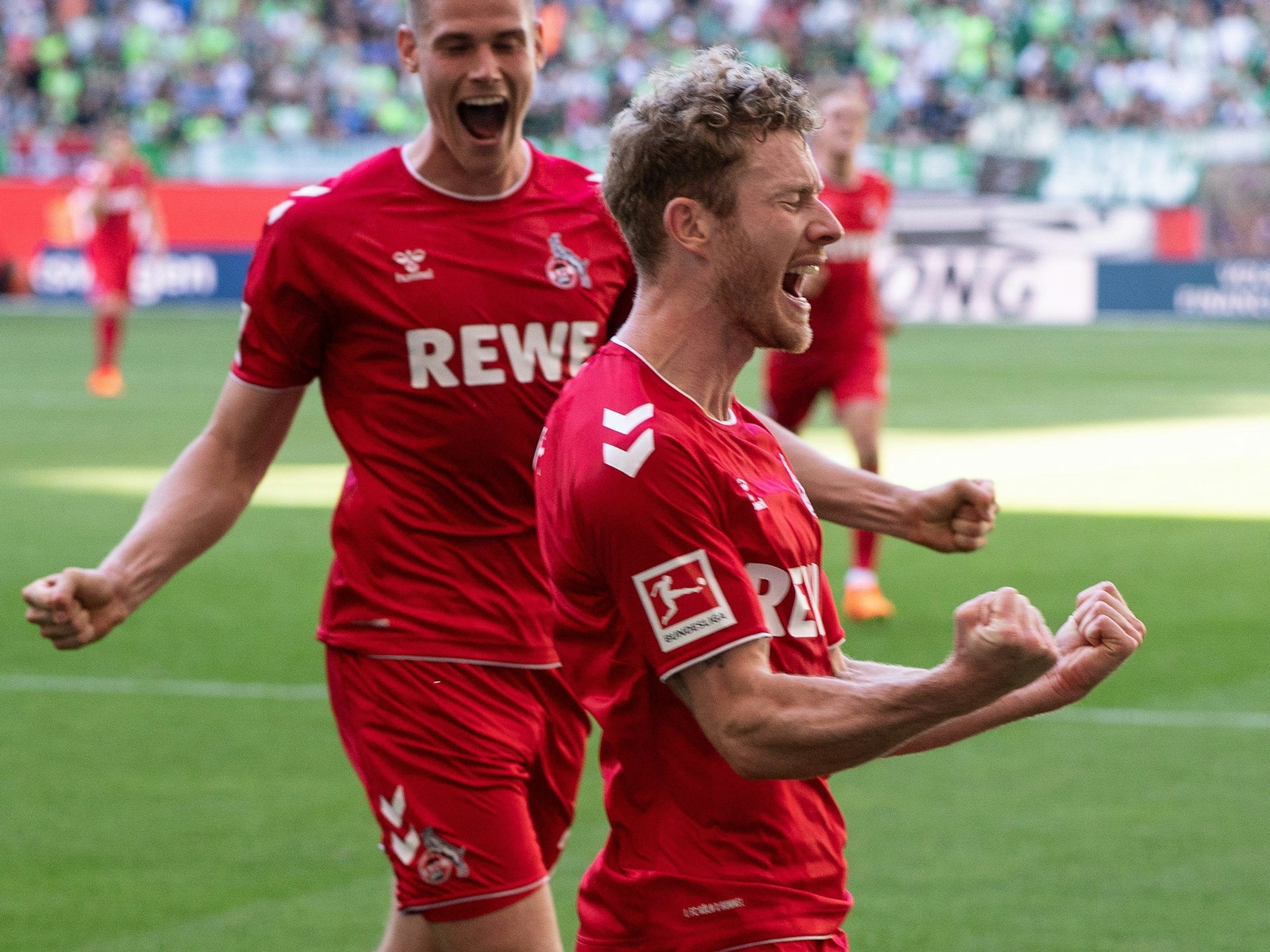 Kölns Florian Kainz jubelt über sein Elfmeter-Tor gegen den VfL Wolfsburg am 3. September 2022: Links: Steffen Tigges