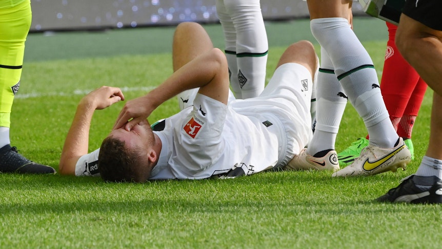 Nico Elvedi von Borussia Mönchengladbach verletzte sich im Bundesliga-Duell gegen Mainz 05 am Sonntag (4. September 2022) genau wie Teamkollege Alassane Plea.