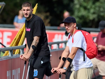 Die verletzten Jeff Chabot (l.) und Mathias Olesen schauten sich am 31. August 2022 das Training des 1. FC Köln an.