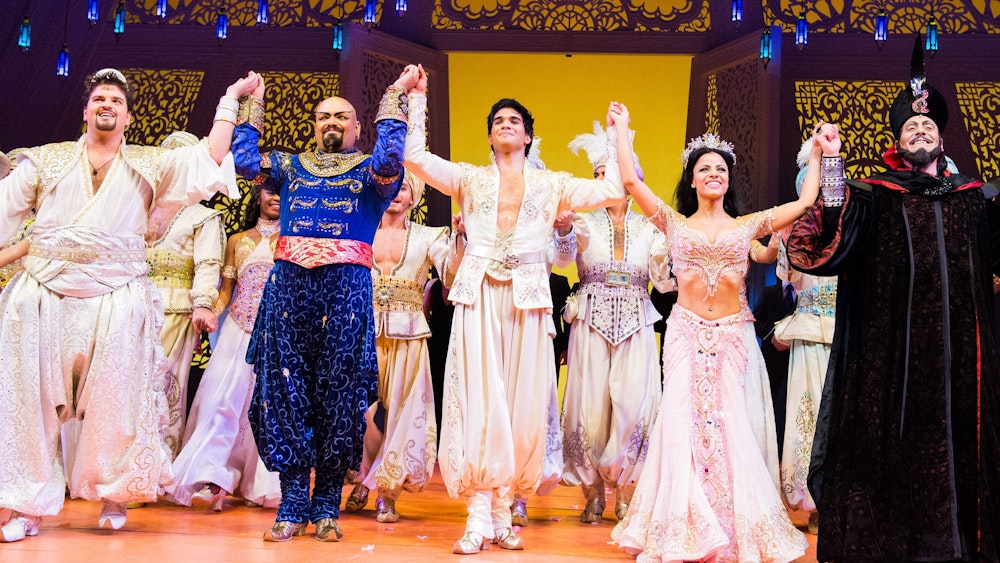 Premiere des Disney-Musicals „Aladdin“ im Dezember 2015 in Hamburg. Auf der Bühne stehen Hauptdarsteller Richard-Salvador Wolff (Dritter von rechts) und Myrthes Monteiro (Zweite von rechts).