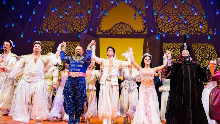 Premiere des Disney-Musicals „Aladdin“ im Dezember 2015 in Hamburg. Auf der Bühne stehen Hauptdarsteller Richard-Salvador Wolff (Dritter von rechts) und Myrthes Monteiro (Zweite von rechts).