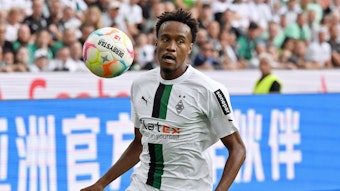 Nathan Ngoumou, Rechtsaußen von Fußball-Bundesligist Borussia Mönchengladbach in der Saison 2022/2023. Hier zu sehen am 4. September 2022 im Borussia-Park. Er hat den Ball in Schulterhöhe vor sich.