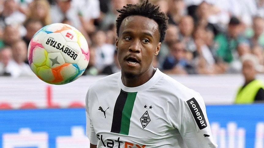 Nathan Ngoumou, Rechtsaußen von Fußball-Bundesligist Borussia Mönchengladbach in der Saison 2022/2023. Hier zu sehen am 4. September 2022 im Borussia-Park. Er hat den Ball in Schulterhöhe vor sich.