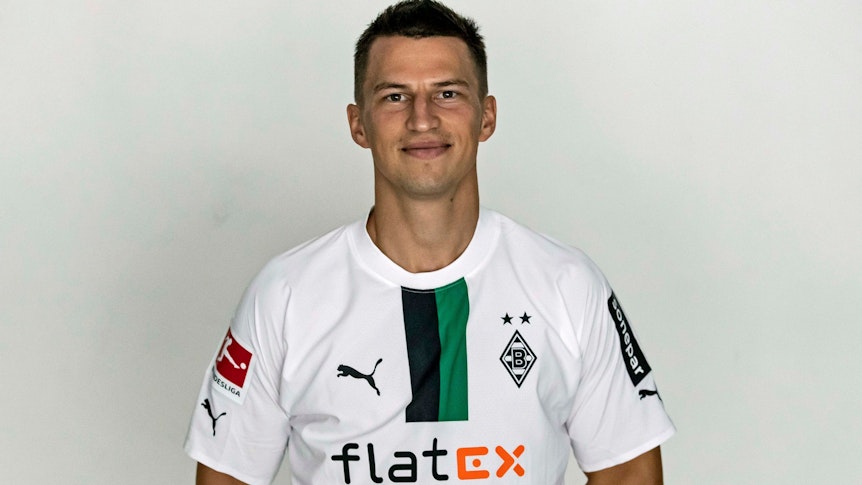 Stefan Lainer, rechter Verteidiger von Fußball-Bundesligist Borussia Mönchengladbach in der Saison 2022/2023. Er hat die Arme hinter seinem Rücken verschränkt.