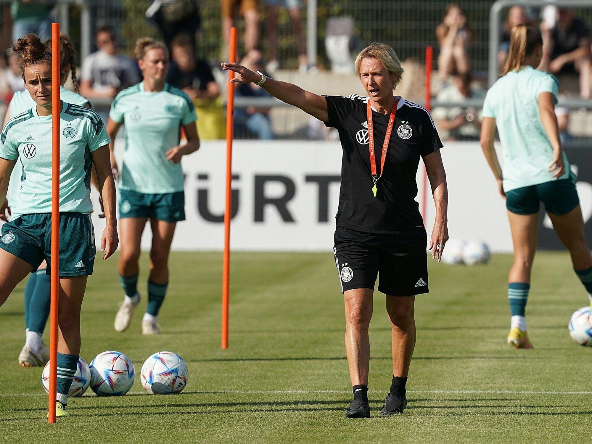 Öffentliches DFB-Training: Bundestrainerin Martina Voss-Tecklenburg aus Deutschland gibt Anweisungen an ihre Mannschaft.