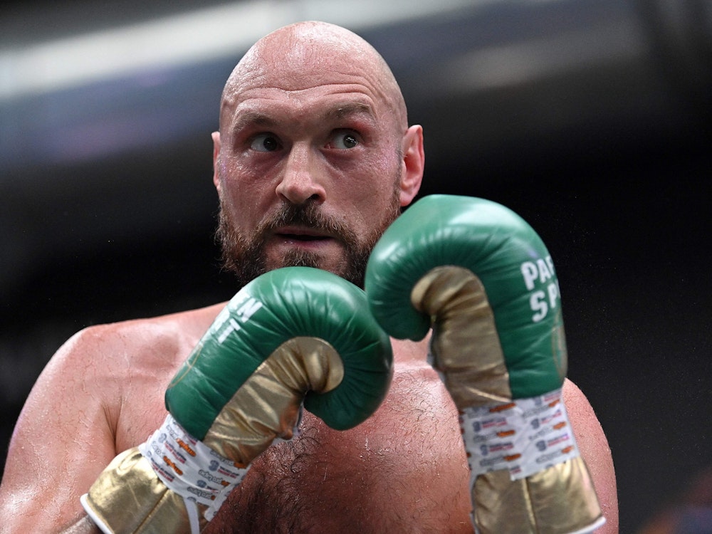 Der britische Boxer Tyson Fury hebt die Hände zur Deckung vor sein Kinn.