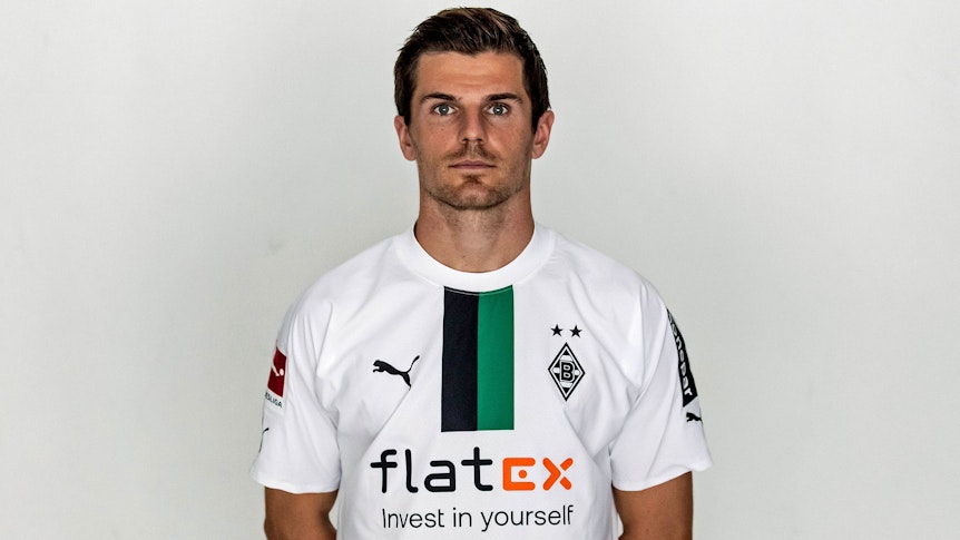 Jonas Hofmann, Rechtsaußen und DFB-Nationalspieler von Fußball-Bundesligist Borussia Mönchengladbach in der Saison 2022/2023. Er hat die Arme hinter seinem Rücken verschränkt.