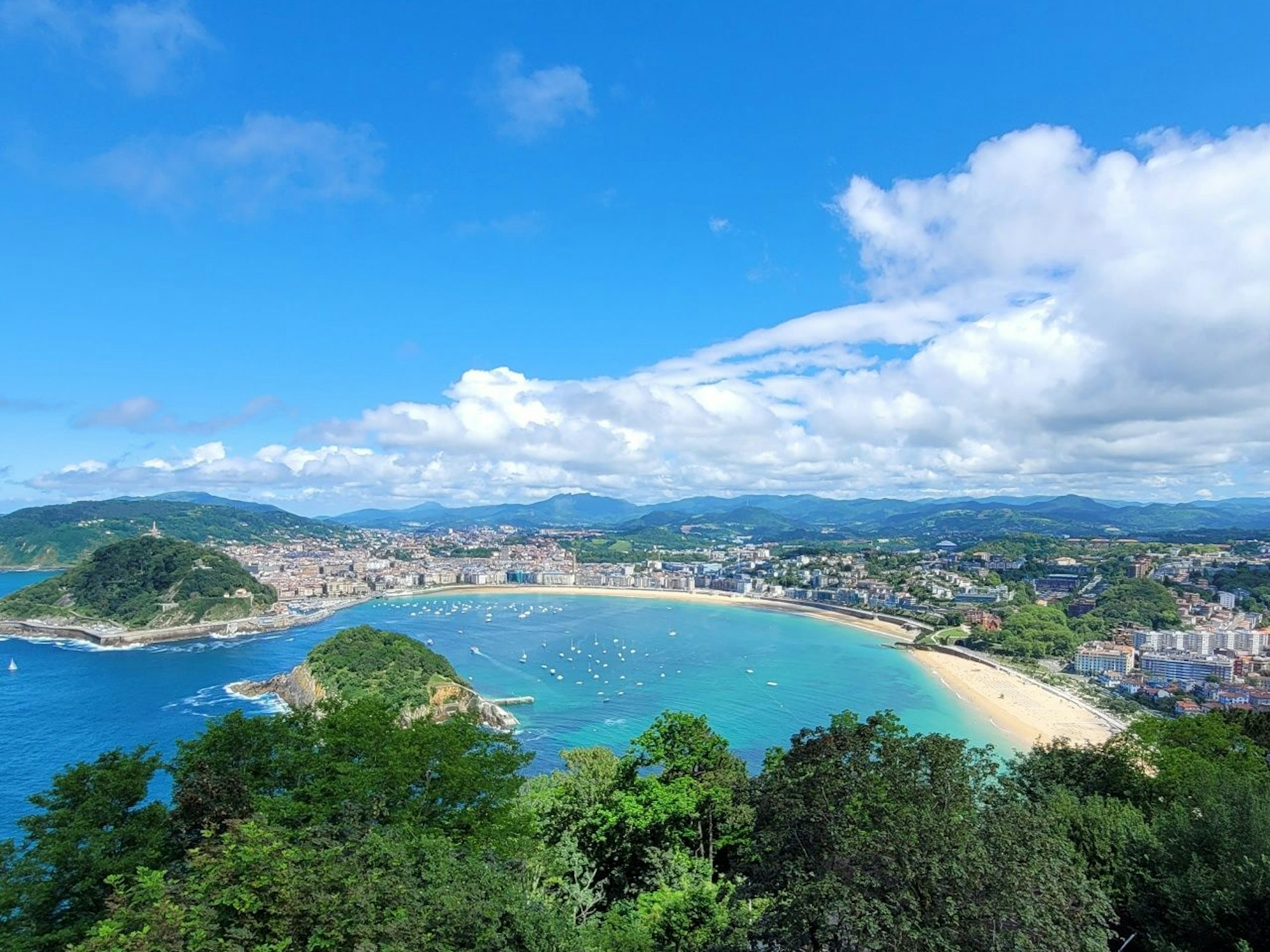 Blick vom Igueldo aus auf die Bucht vor San Sebastián mit dem breiten weißen Sandstrand von La Concha.