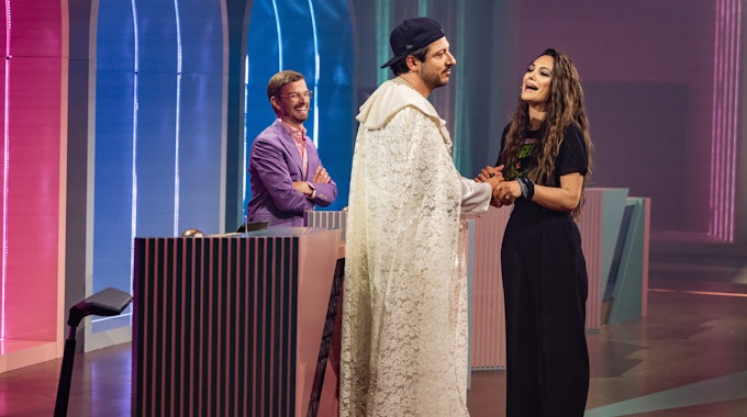 Fahri Yardim irritiert Neu-Moderatorin Nilam Farooq mit seinem Outfit bei „Wer stiehlt mir die Show?“ vom 6. September 2022.