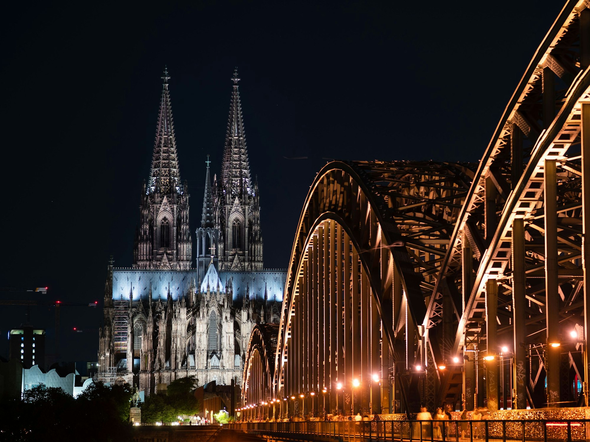 Blick auf den Kölner Dom und die Hohenzollernbrücke am Abend.