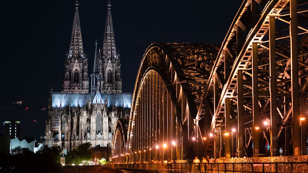 Blick auf den Kölner Dom und die Hohenzollernbrücke am Abend.