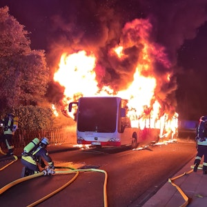 Ein Linienbus brannte in der Nacht zum Dienstag lichterloh. Die Feuerwehr Bonn im Einsatz.