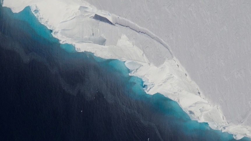 Der Thwaites-Gletscher auf einer undatierten Aufnahme, die aus der Luft gemacht wurde. Forschende warnen schon länger vor einem „dramatischen Wandel“ an dem gigantischen Gletscher in der Antarktis infolge der Erderwärmung.