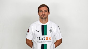 Tony Jantschke spielt als Innenverteidiger für Fußball-Bundesligist Borussia Mönchengladbach in der Saison 2022/2023. Er hat die Arme hinter seinem Rücken verschränkt.