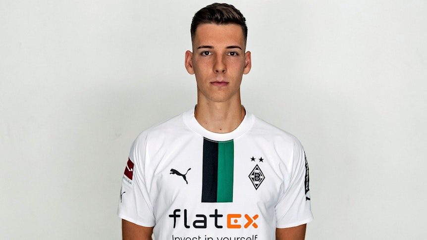 Conor Noß, Stürmer von Fußball-Bundesligist Borussia Mönchengladbach in der Saison 2022/2023. Er hat die Arme hinter seinem Rücken verschränkt.