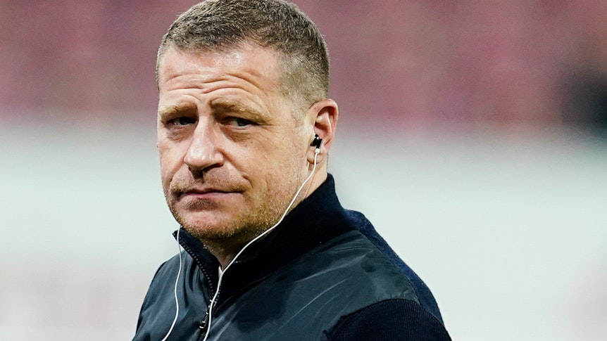 Max Eberl, Ex-Manager von Borussia Mönchengladbach, soll bald sein neues Amt bei RB Leipzig antreten. Zuvor müssen die Sachsen sich aber mit den Fohlen auf eine Ablösesumme einigen. Das Foto zeigt Eberl am 5. November 2021 beim Auswärtsspiel zwischen Gladbach und Mainz i der Mewa Arena.