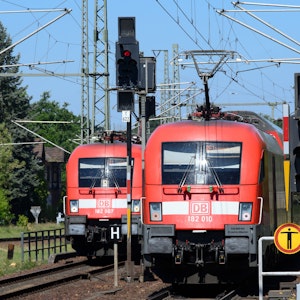 Zwei Regionalzüge stehen auf den Gleisen nebeneinander.