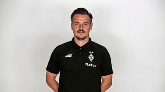 Edmund Riemer, Co-Trainer bei Fußball-Bundesligist Borussia Mönchengladbach in der Saison 2022/2023. Er hat die Arme hinter seinem Rücken verschränkt.