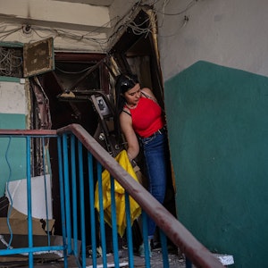 Der russische Angriffskrieg gegen die Ukraine findet längst nicht nur auf dem Schlachtfeld statt, ukrainischen Hackern soll es gelungen sein, mithilfe von Fake-Profilen Soldaten in eine Falle zu locken. Unser Foto zeigt eine Frau in ihrem zerstörten Haus in Kramatorsk.