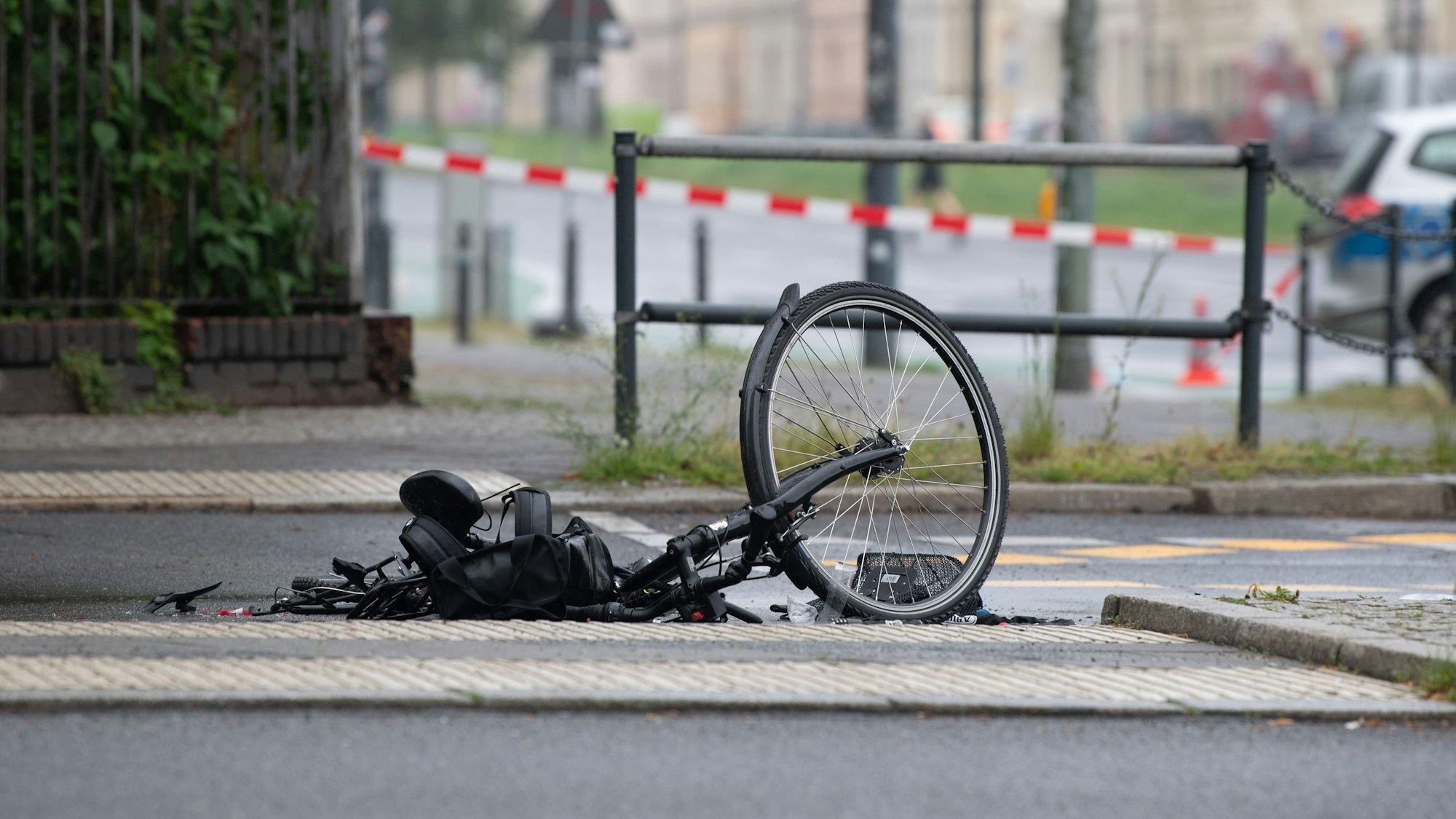 Ein zerstörtes Fahrrad liegt auf der Straße an der Kreuzung Greifswalder Straße/ Prenzlauer Berg.