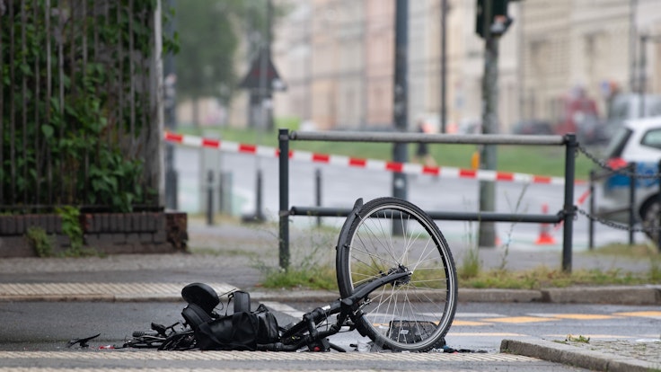 Ein zerstörtes Fahrrad liegt auf der Straße an der Kreuzung Greifswalder Straße/ Prenzlauer Berg.