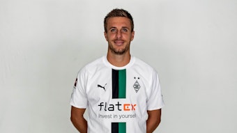 Patrick Herrmann, Rechtsaußen von Fußball-Bundesligist Borussia Mönchengladbach in der Saison 2022/2023. Er hat die Arme hinter seinem Rücken verschränkt.