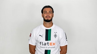 Ramy Bensebaini, linker Verteidiger von Fußball-Bundesligist Borussia Mönchengladbach in der Saison 2022/2023. Er ist algerischer Nationalspieler und Afrika-Cup-Gewinner. Er hat die Arme hinter seinem Rücken verschränkt.